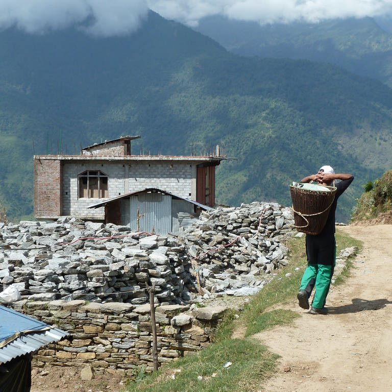 Ita Ghale auf dem Weg ins verwüstete Nepal, um den Großeltern ein neues Haus zu bauen…