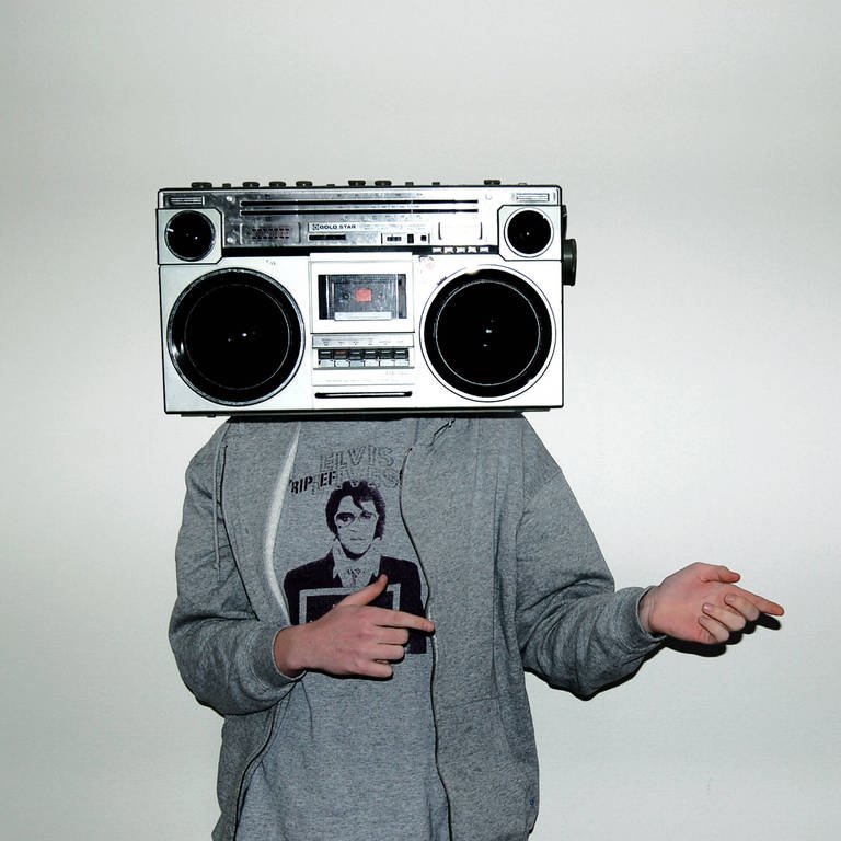 Jugendlicher mit einem Radiorecorder als Kopf (Foto: IMAGO, IMAGO / Shotshop)