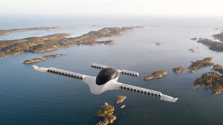Elektro-Flugtaxi des Herstellers Lilium fliegt in Küstennähe über das Meer (Foto: dpa Bildfunk, Picture Alliance)