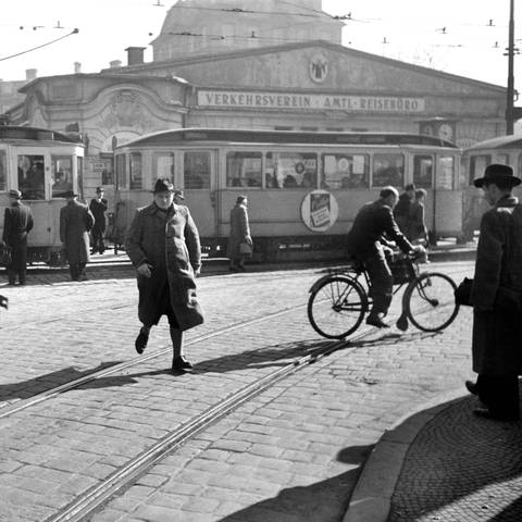 Münchner Innenstadt am Karlsplatz. Verkehr am Münchner Stachus. Fotografiert am 16.03.1950.