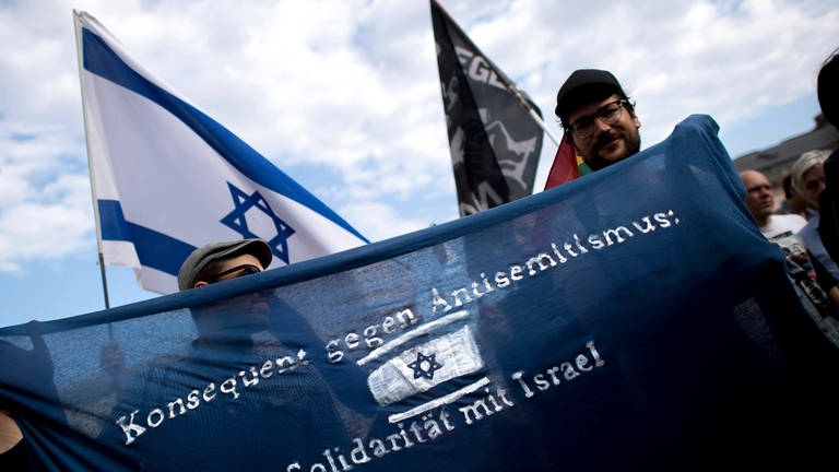 Demonstrant mit Schild gegen Rechten Terror und Antisemitismus, Unteilbar-Demonstration in Berlin