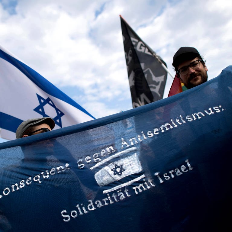 Demonstrant mit Schild gegen Rechten Terror und Antisemitismus, Unteilbar-Demonstration in Berlin