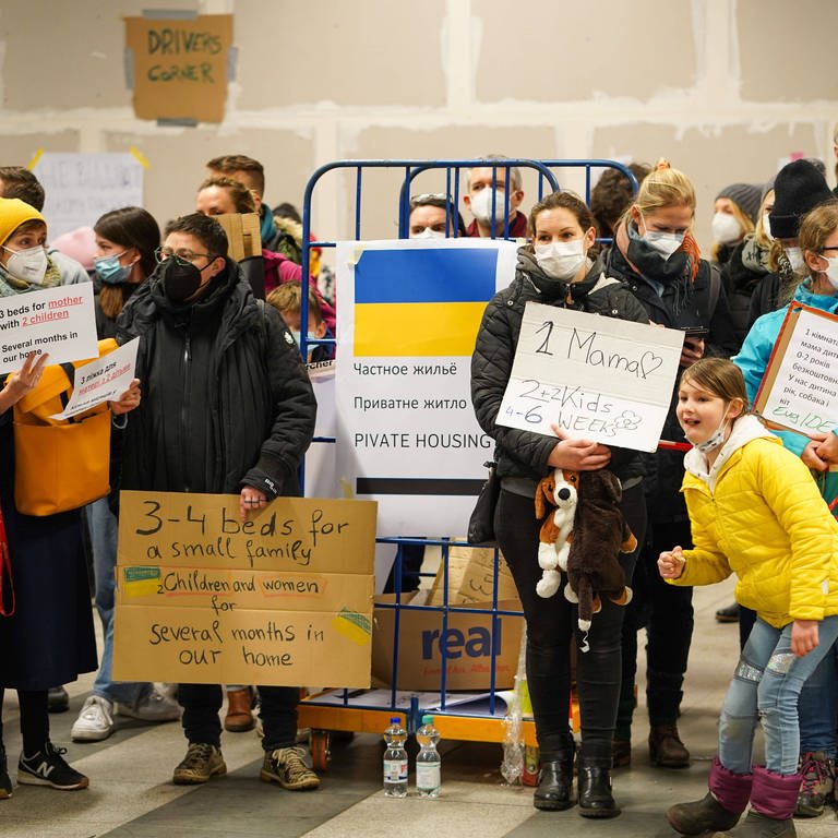 Ukrainische Flüchtlinge werden am Berliner Hauptbahnhof willkommen geheißen von Privatpersonen, die Unterkünfte anbieten.