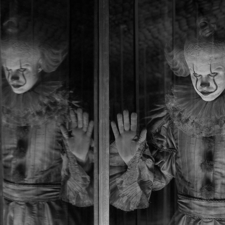 Clown hinter Scheibe aus dem Film "Es" Stephen King (Foto: IMAGO, IMAGO/Everett Collection)