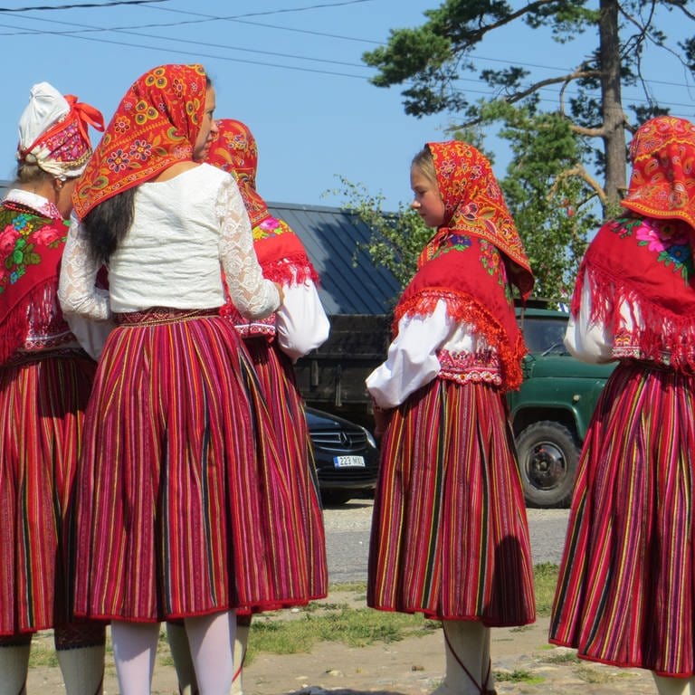 Frauen in traditioneller Kleidung bei einer Hochzeit auf Kinhu