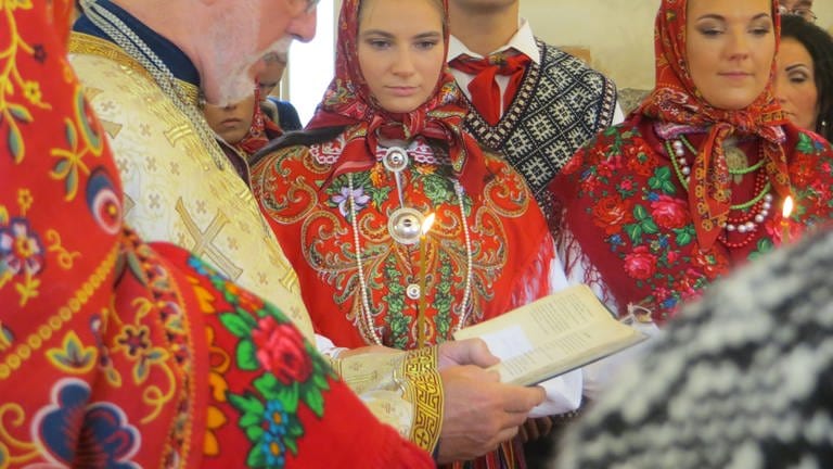 Ein Pater hält eine orthodoxe Liturgie bei einer traditionellen Hochzeit (Foto: Pressestelle, Copyright: Julia Schulz)
