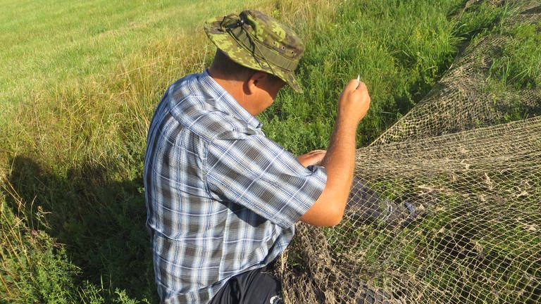 Ein Fischer repariert seine Netze (Foto: Pressestelle, Copyright: Julia Schulz)