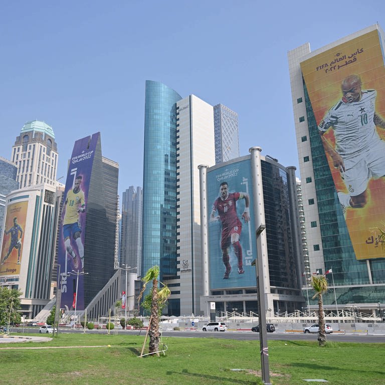 Riesige Banner mit Fußballstars bedecken die Fasaden von Wolkenkratzern in Doha, Katar (Foto: IMAGO, Simon Holmes)
