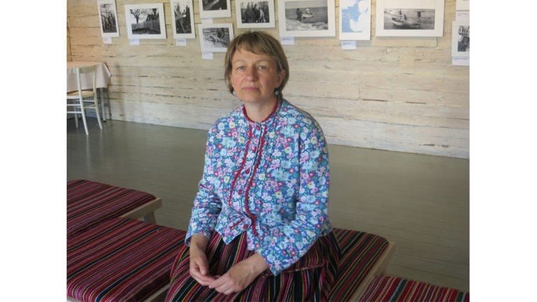 Maie Aav, die Leiterin des Inselmuseums mit traditionellen Rock und Bluse. (Foto: Pressestelle, Copyright: Julia Schulz)
