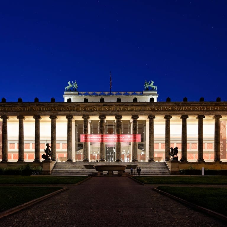 Blick auf das beleuchtete Alte Museum in Berlin bei Nacht (Foto: IMAGO, Shotshop)