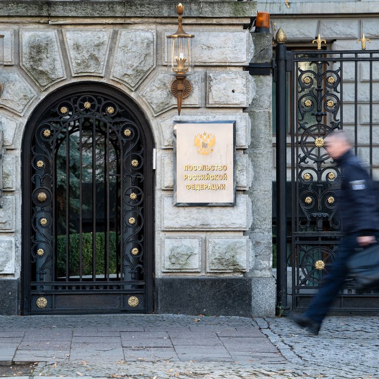 Ein Polizist geht an der russischen Botschaft in Berlin-Mitte vorbei.