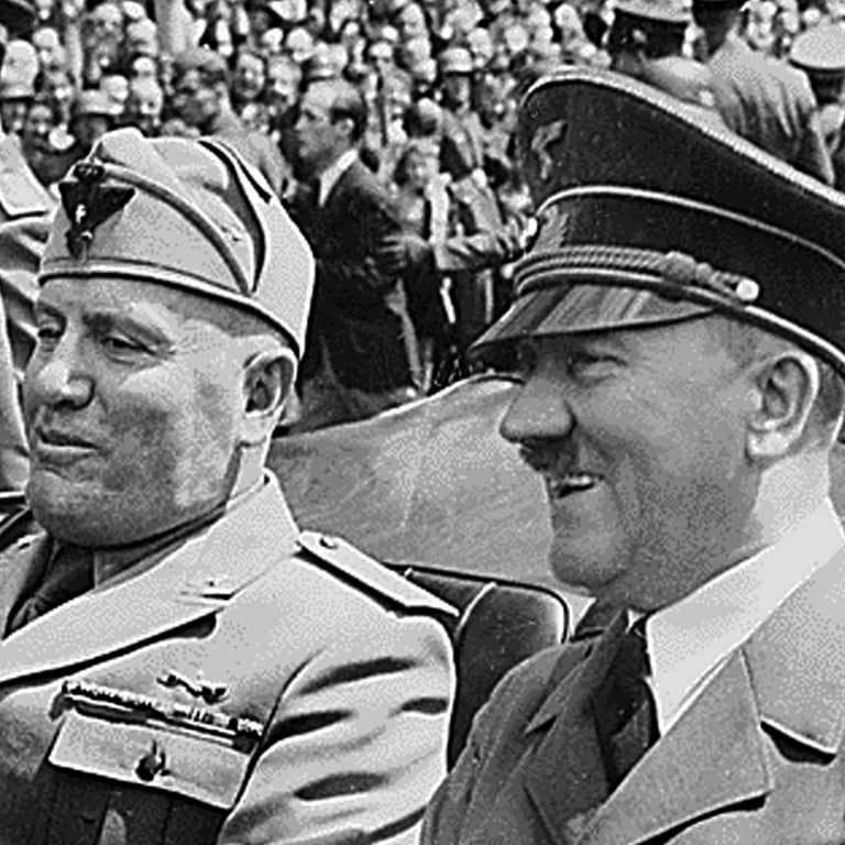 Adolf Hitler und Benito Mussolini im Auto