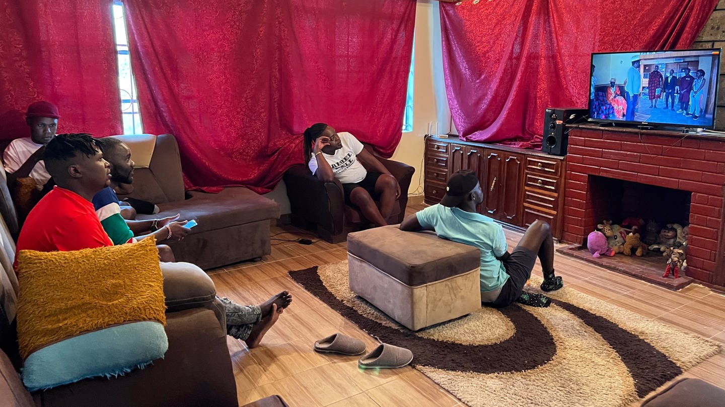 Lieben unter Lebensgefahr – Queere Flüchtlinge in Kenia. Fernsehabend in einem Safehouse. (Foto: Bettina Rühl)