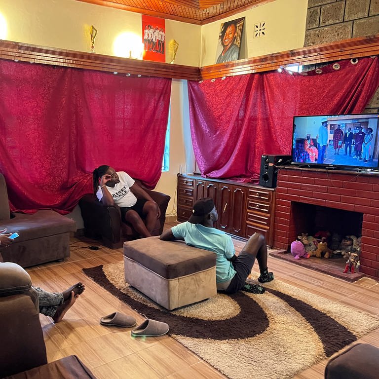 Lieben unter Lebensgefahr – Queere Flüchtlinge in Kenia. Fernsehabend in einem Safehouse. (Foto: Bettina Rühl )