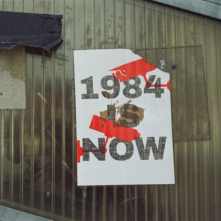 Weiße rote und schwarze Wandkunst mit der Aufschrift: 1984 is now