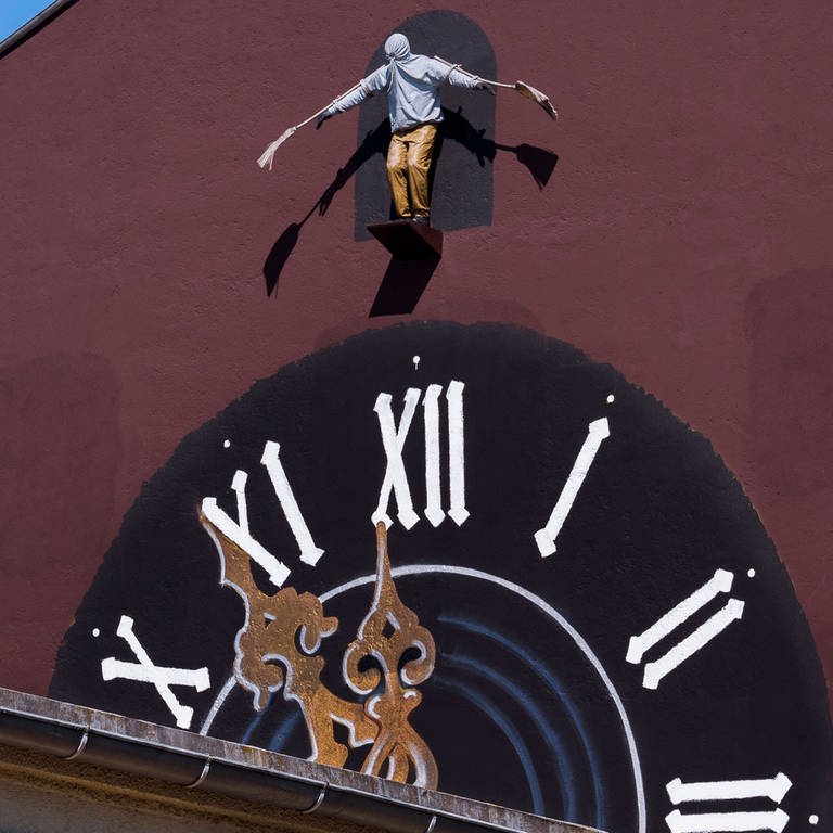 Uhren Graffiti mit Springerfigur (Foto: IMAGO, IMAGO/Imagebroker)