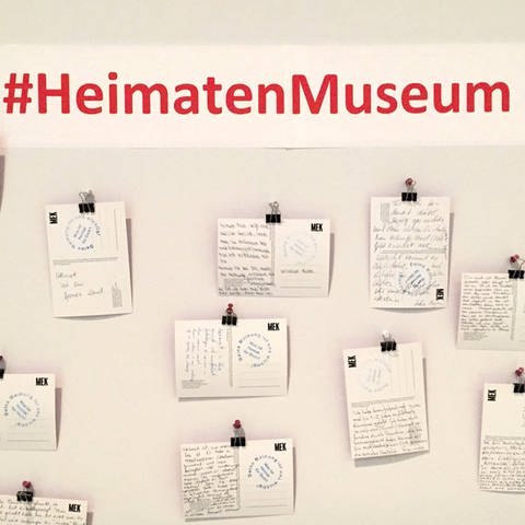Pinwand #Heimaten-Museum mit beschriebenen Karten (Foto: IMAGO, imago images  IPON)
