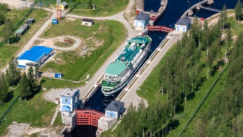 Der "Belomorkanal" heute: ein Touristenschiff in einer Schleuse (Foto: IMAGO, imago images / Russian Look)