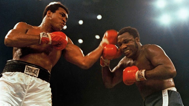 Muhammad Ali (links) und Joe Frazier in der 12. Runde ihres Kampfes im at Madison Square Garden in New York, January 28, 1974. 