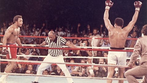  ASSOCIATED PRESS | JIM BOURDIER (Foto: picture-alliance / Reportdienste, Schwergewichtskampf Muhammad Ali gegen George Foreman am 30. Oktober in 1974 Zaire.)