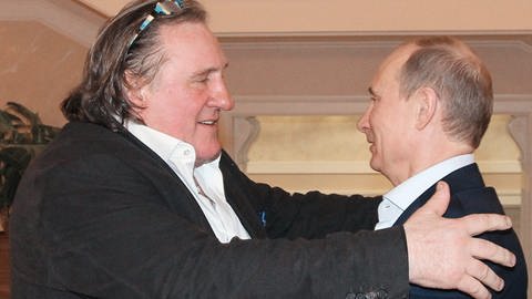 Der russische Präsident Wladimir Putin (r) begrüßt den französischen Schauspieler Gerard Depardieu am 05.01.2013 in Sotschi (Foto: picture-alliance / Reportdienste, Fotograf: Mikhail Klimentyev / Pool)
