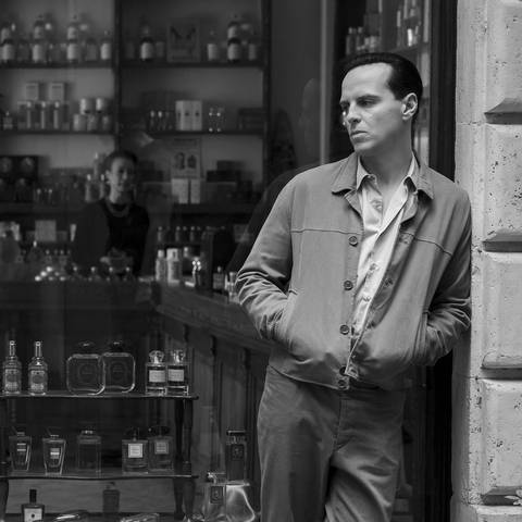 Andrew Scott als Tom Ripley. Er lehnt im Rahmen des Schaufensters einer Bar. (Foto: IMAGO, IMAGO / Landmark Media)