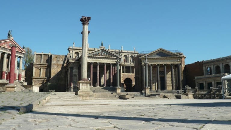 Kulissen der antiken Paläste und Foren stehen in der Filmstadt «Cinecitta» in Rom