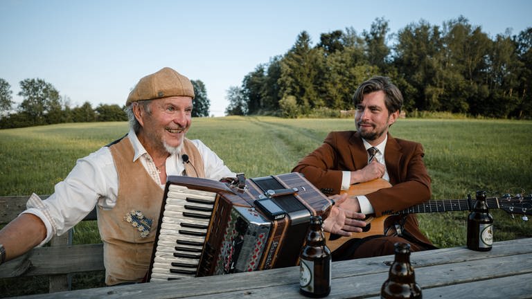 Der Bayerische Wald: David mit seinem neuen Freund Manfred Mühl, dem singenden Musikantenwirt (Foto: SWR)
