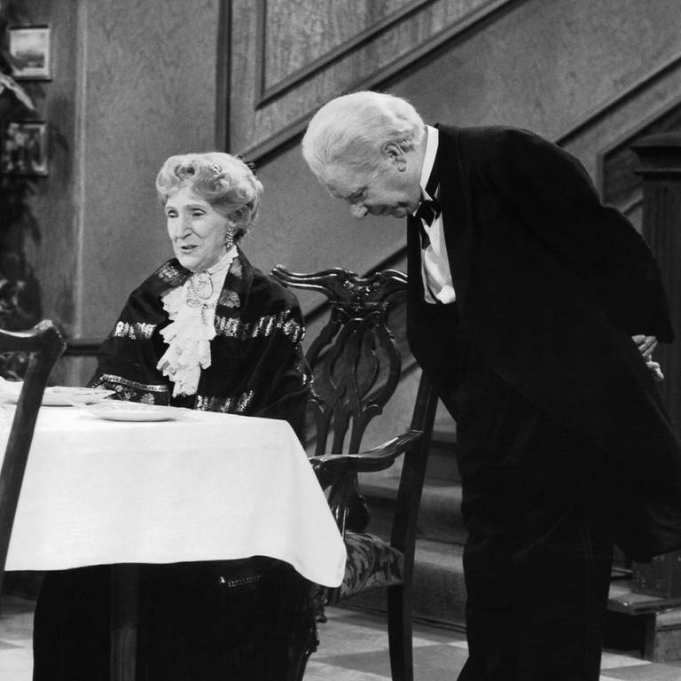 Dinner for One: Butler James verneigt sich vor Miss Sophie (Foto: IMAGO, imago images/Mary Evans)