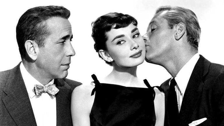 Humphrey Bogart, Audrey Hepburn und William Holden in „Sabrina“ (1954) (Foto: IMAGO, Everett Collection)