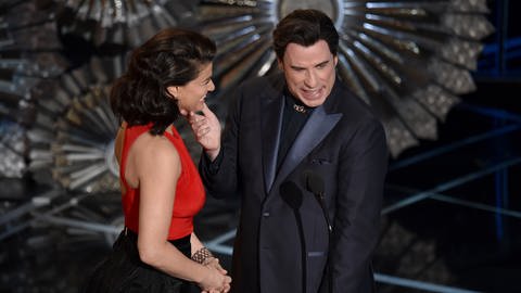 Idina Menzel nach der peinlichen Laudatio mit John Travolta (Foto: picture-alliance / Reportdienste, picture alliance / John Shearer/Invision/AP)