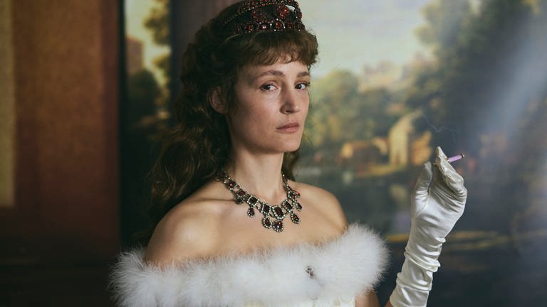 Vicky Krieps in „Corsage“ (2021) (Foto: picture-alliance / Reportdienste, picture alliance / ASSOCIATED PRESS | Uncredited)