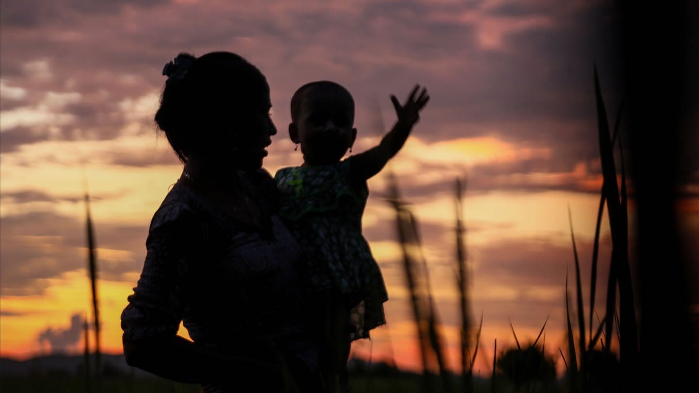 Nyo Nyo mit Baby vor Abendhimmel (Foto: Soe Kyaw Htin Tun / AMA FILM)
