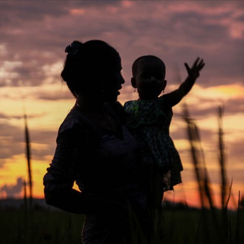 Nyo Nyo mit Baby vor Abendhimmel (Foto: Soe Kyaw Htin Tun / AMA FILM)