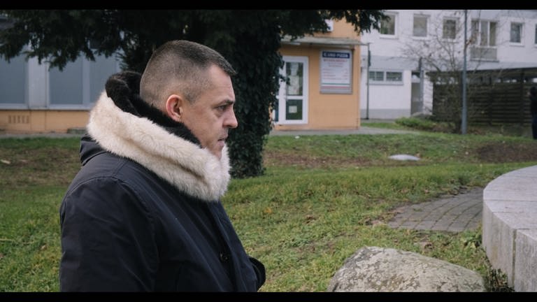 Filmstills aus der Doku-Trilogie "Einzeltäter", in der es um die rassistischen Anschläge von Halle und München geht 