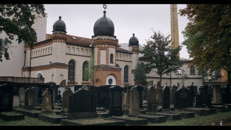 Filmstills aus der Doku-Trilogie "Einzeltäter", in der es um die rassistischen Anschläge von Halle und München geht 