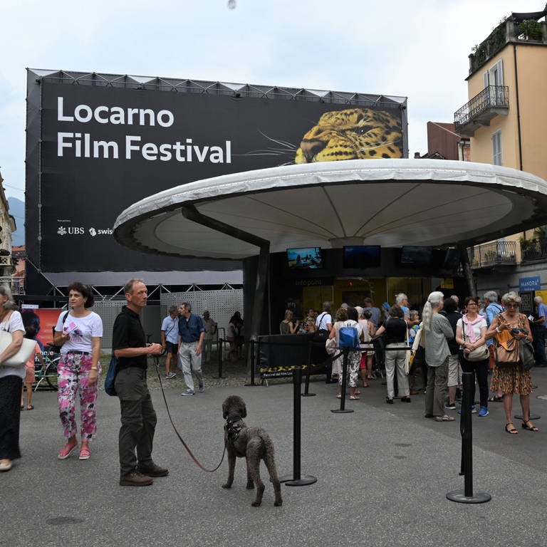 Menschen stehen in der Schlange vor dem Eingang zum Locarno Filmfestival