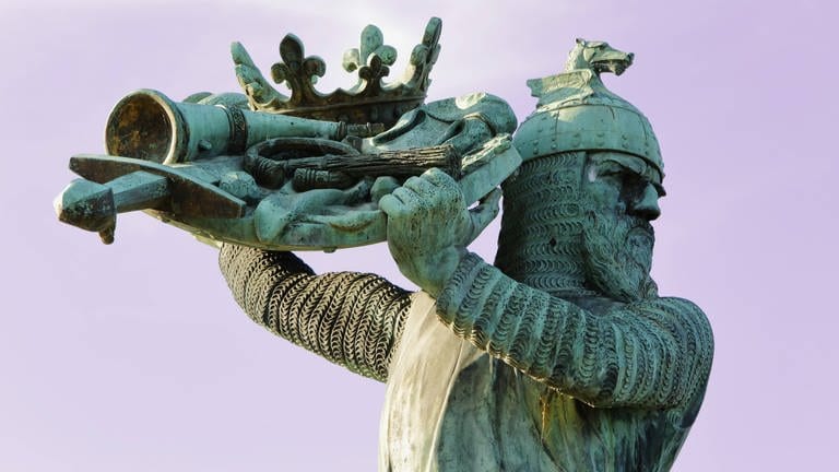 Nibelungen-Sage: Hagen versenkt den Nibelungenschatz, Statue in Worms am Rhein