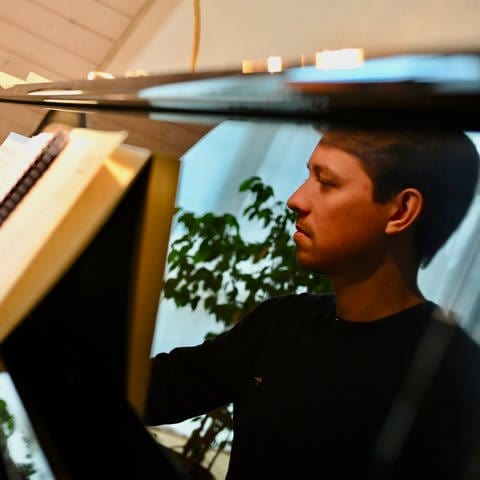 Filmkomponisten Leonard Küßner am Klavier