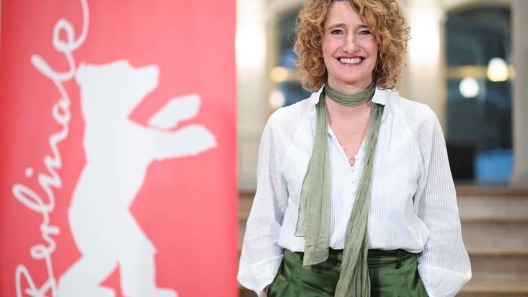 Tricia Tuttle steht am 12. Dezember 2024 nach ihrer Vorstellung als neue Leiterin der Berlinale