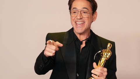 Robert Downey Jr. mit seinem ersten Oscar 