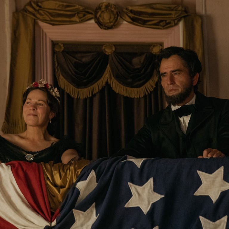 Filmstill „Nach dem Attentat“: Die Geschichte von Amerikas erstem Präsidentenmord als TV-Serie (im Bild: Lili Taylor und Hamish Linklater) 