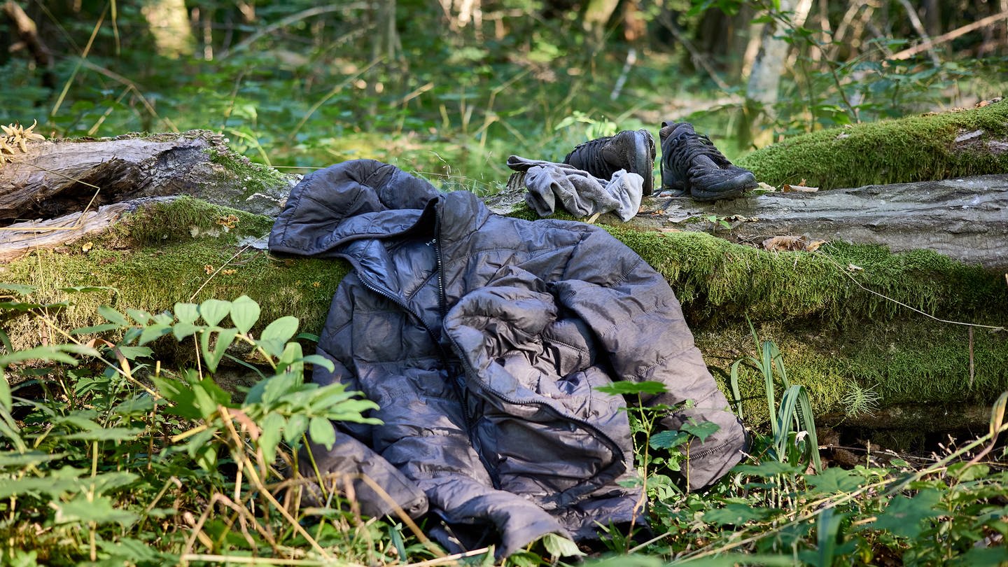 Kleidung von Geflüchteten in polnischem Wald nahe der belarussischen Grenze (Foto: picture-alliance / Reportdienste, picture alliance / ZUMAPRESS.com | Robert Pastryk)