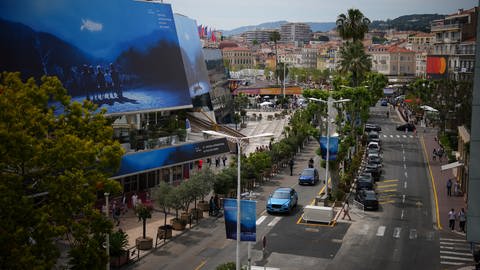 Autos fahren vor den Filmfestspielen in Cannes über den Boulevard de la Croisette. Die 77. Ausgabe des Filmfestivals findet vom 14. bis 25. Mai 2024 an der Croisette in Cannes statt.