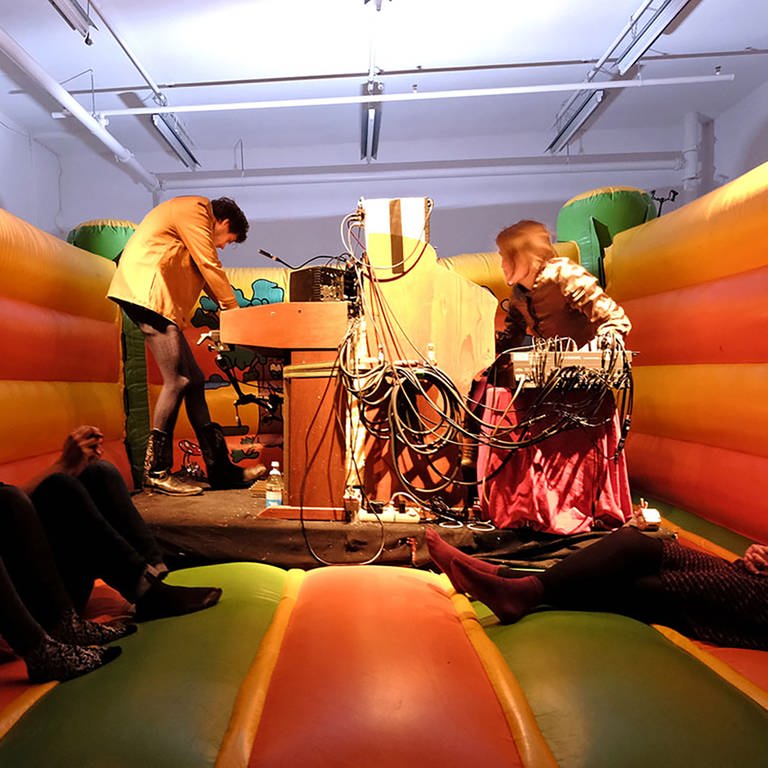 zwei Musiker und einige Zuhörer in einer bunten Hüpfburg (Foto: SWR, SWR - Martin Horsky)