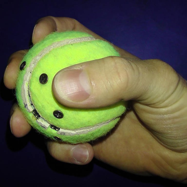 eine Hand mit einem präparierten Tennisball (Foto: SWR, Robert Torche - Robert Torche)