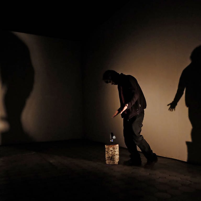 Mann mit Akkuschrauber und Holzblock in einem leeren Raum (Foto: SWR, SWR - Martin Horsky)
