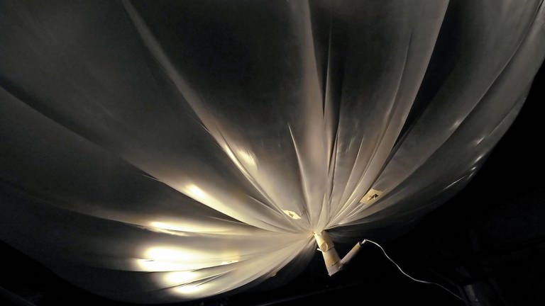 Ballon, von einem Reiseföhn befüllt (Foto: SWR, SWR - Martin Horsky)