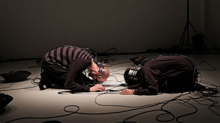 zwei Personen geduckt auf dem Boden (Foto: SWR, SWR - Martin Horsky)