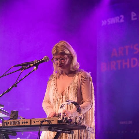Musikerin Mary Ocher am Keyboard